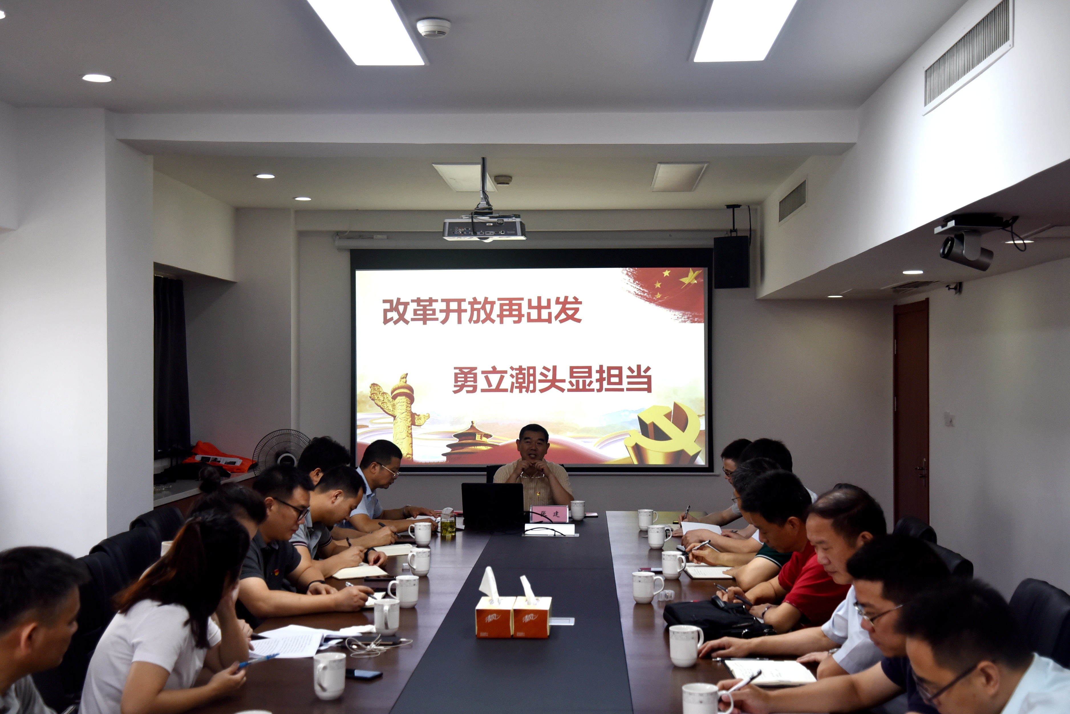 不忘為農初心，勇?lián)母锸姑」╀N(xiāo)社黨委委員張建來(lái)浙茶集團上主題教育專(zhuān)題黨課